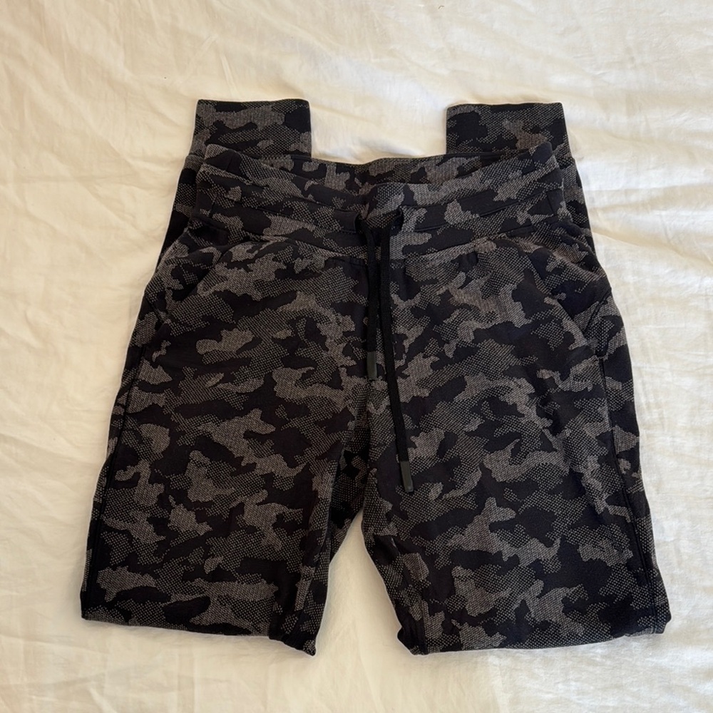 BLACK CAMO LULULEMON JOGGERS